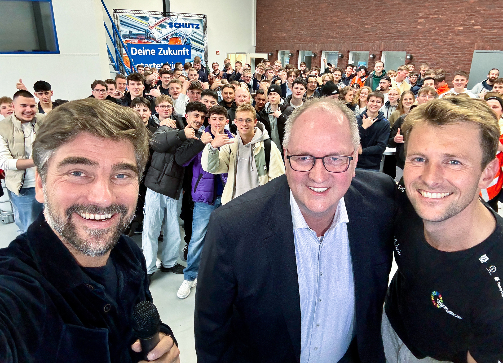 Sch Tz Trainee Day Racing Sailor Boris Herrmann Visits Selters COMPANY   Co Presse Meet Greet Selfie Boris Herrmann 3er Gruppe Azubis 18x13 Rgb 