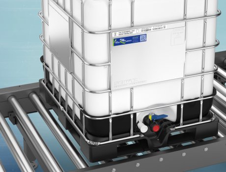 For the automated transport of IBCs on conveyor belts, the packaging expert Schütz has developed a completely new frame pallet made of plastic. Due to its special geometry, the pallet is optimised for forward and sideways transport, and also offers a stable base for lifting heavy loads. 
Photo: Schütz